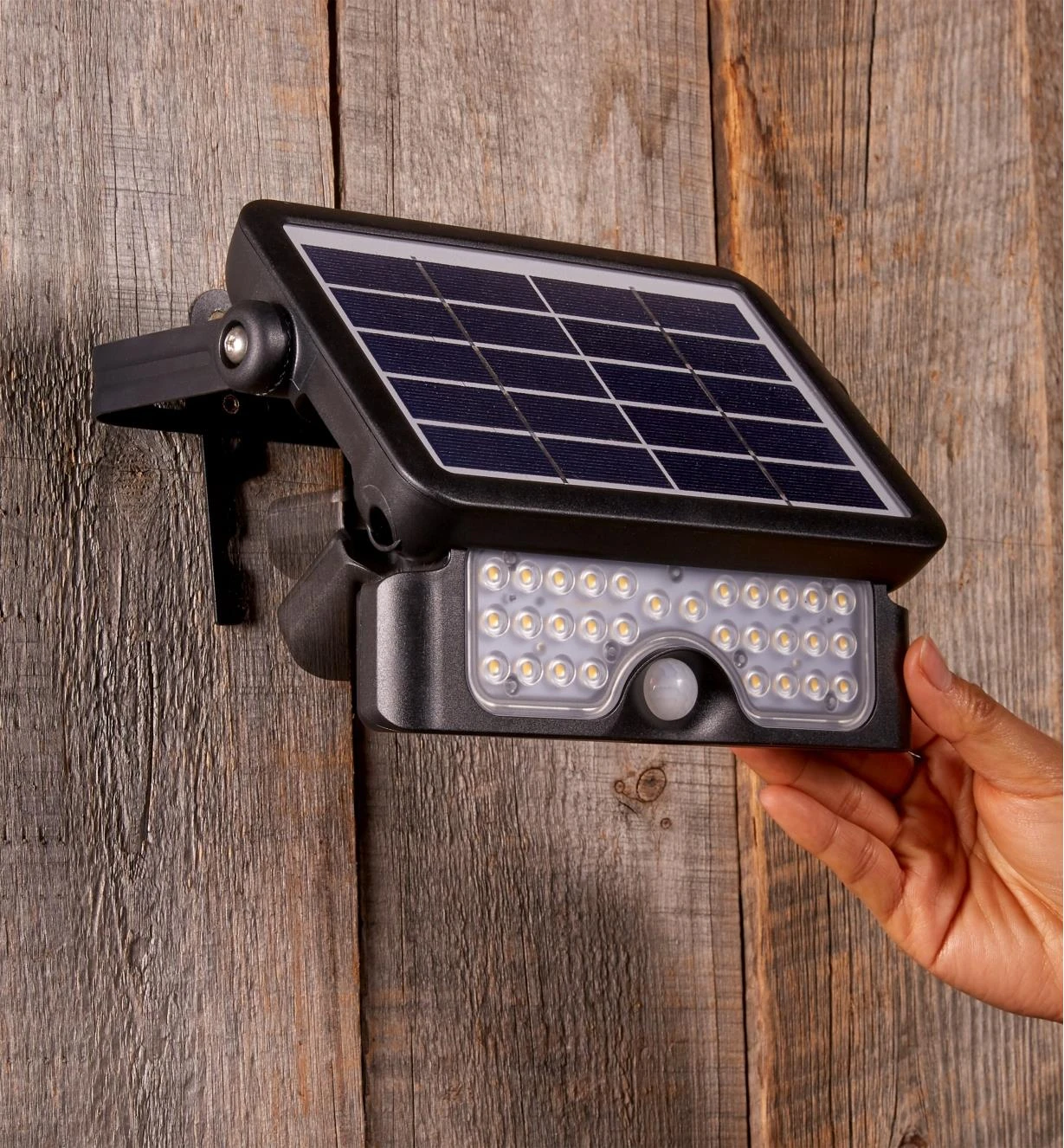 Motion-Sensing Solar LED Floodlight 3 Motion-Sensing Solar LED Floodlight
